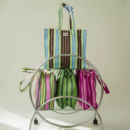 Tragetasche aus recyceltem Nylon – Dreifacher Espresso-Streifen