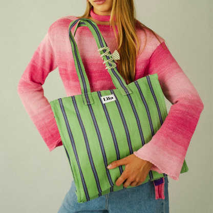 Tragetasche aus recyceltem Nylon – grün-blau gestreift