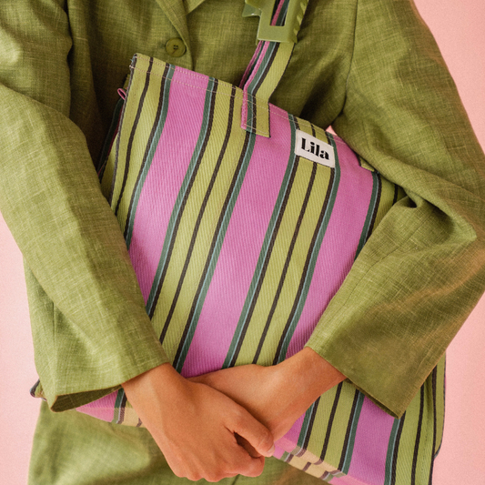 Tragetasche aus recyceltem Nylon – Erdbeer-Matcha-Streifen