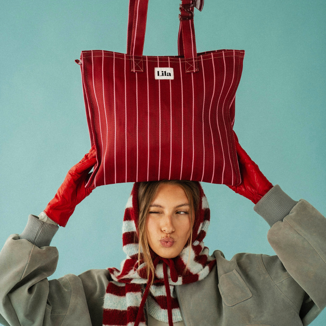 Tragetasche aus recyceltem Nylon – Burgunderrot gestreift