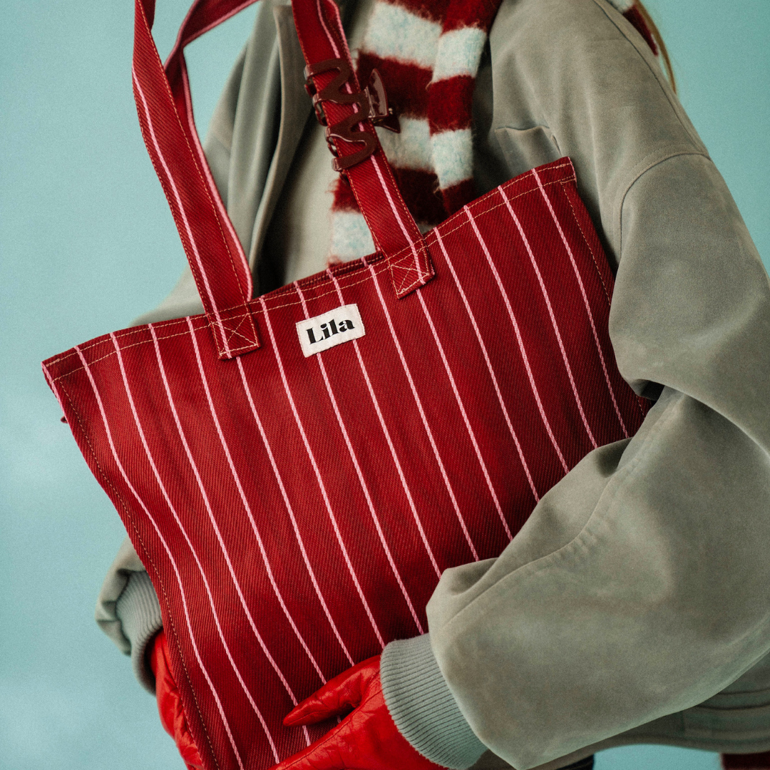 Tragetasche aus recyceltem Nylon – Burgunderrot gestreift